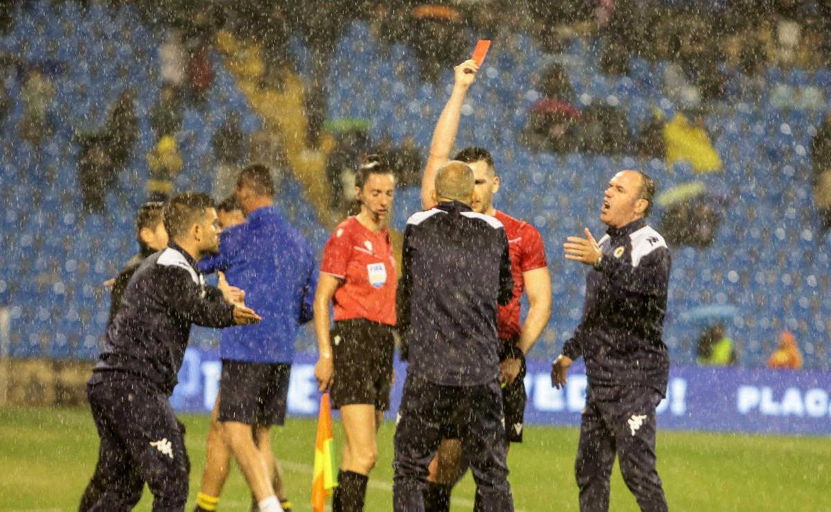 Momento de la expulsión de Beto Company durante el Hércules-Atlético Sanluqueño.