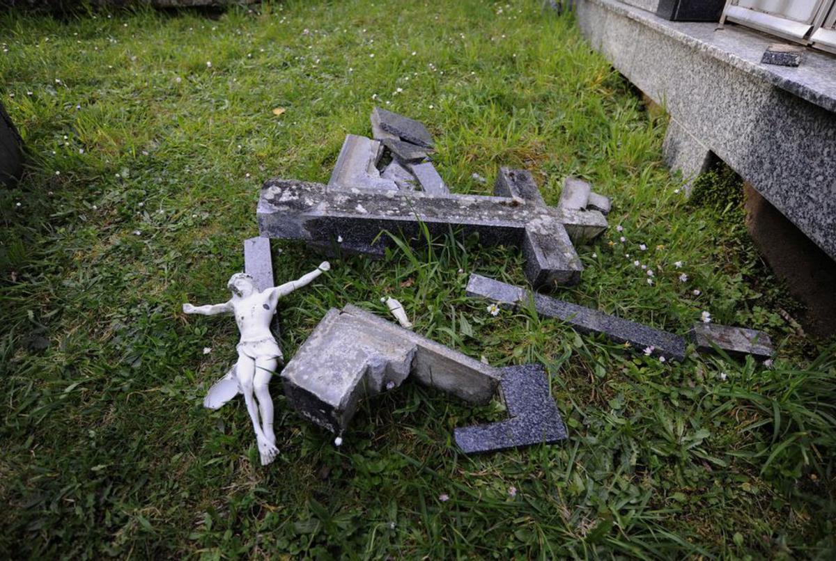 Un presunto ataque vandálico destroza numerosos panteones del cementerio municipal de Forcarei