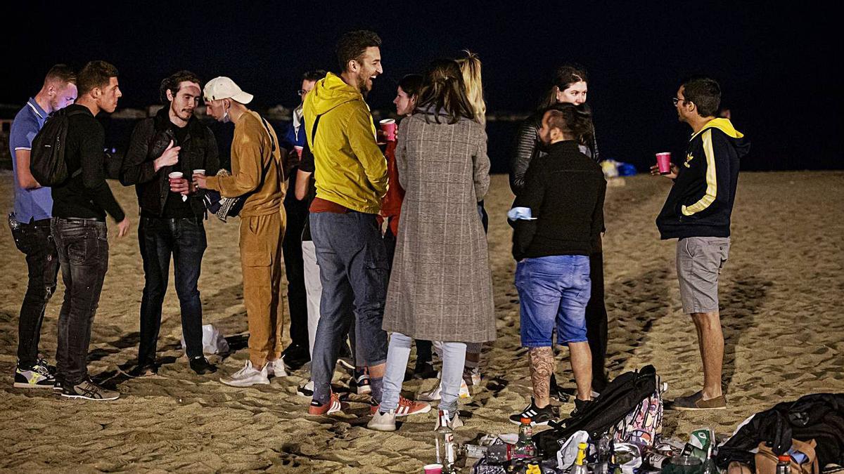 Un grupo de jóvenes hace botellón el domingo en la playa de la Barceloneta. | MANU MITRU