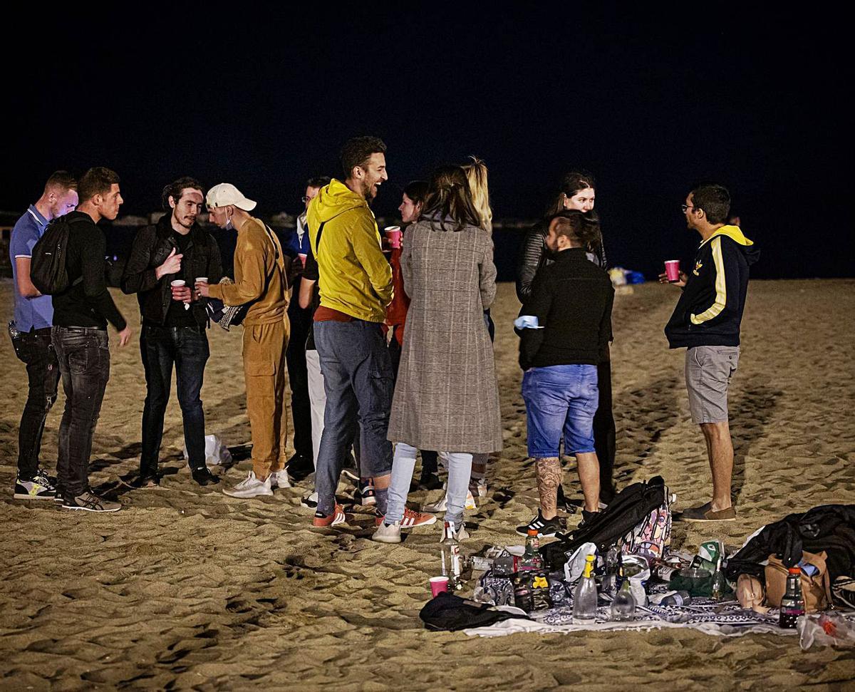 Un grupo de jóvenes hace botellón el domingo en la playa de la Barceloneta. | MANU MITRU