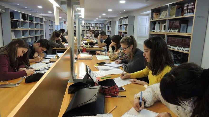 Jóvenes en la Bibioteca de Benavente.