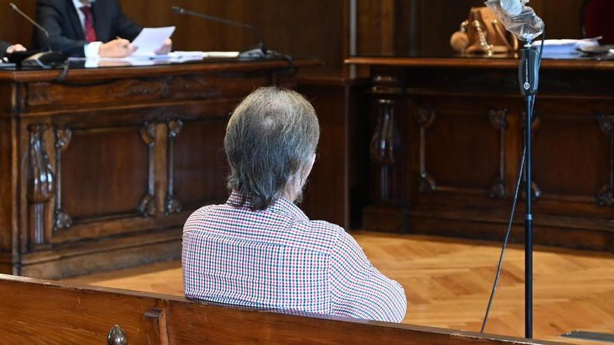 El acusado, sentado en el banquillo, durante el juicio en la Audiencia Provincial de Pontevedra.