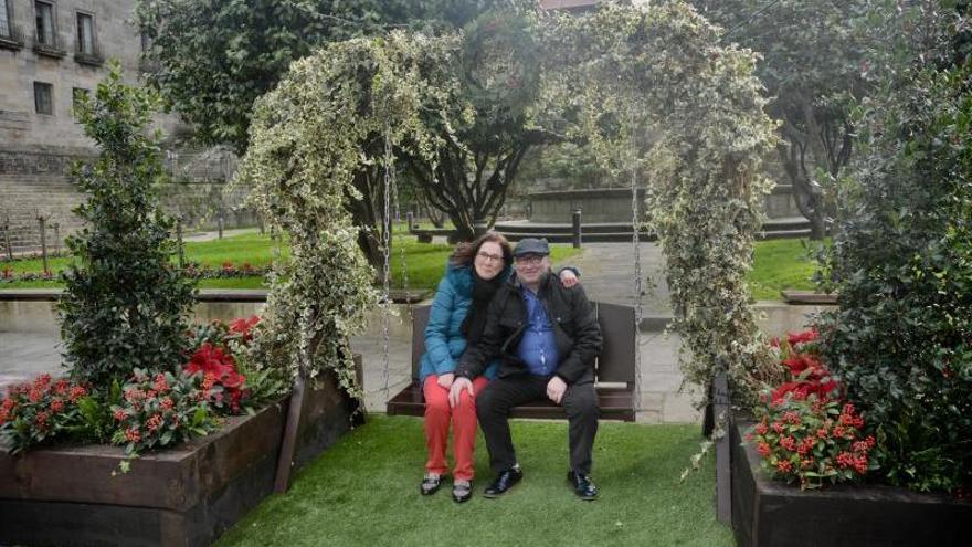 Turistas en el &quot;photocall&quot; floral de Casto Sampedro. // R. Vázquez