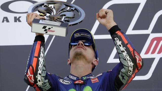 Maverick Viñales (Yamaha) eleva la vista al cielo, en el podio de Mugello, recordando a Luis Salom y Nicky Hayden.