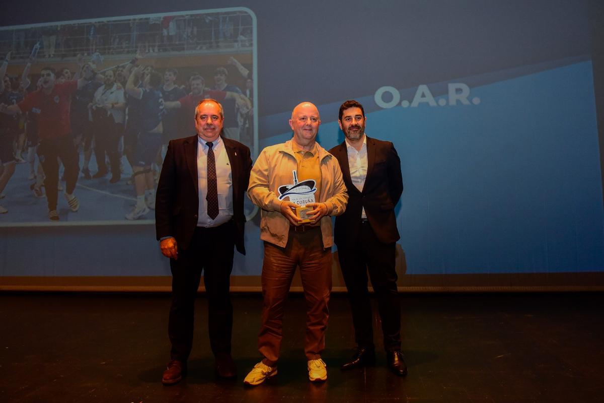 Carlos Resch, presidente del OAR, con Manuel Vázquez, concejal de Deportes, y Daniel Domínguez, director de LA OPINIÓN