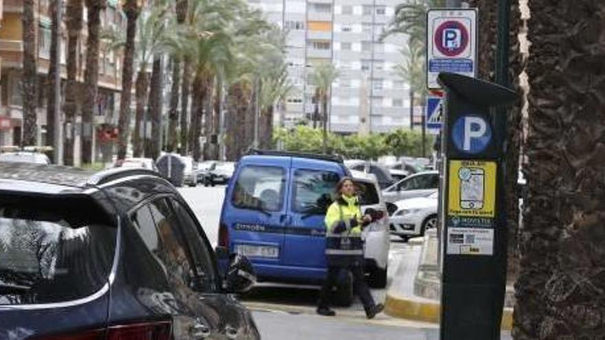 Alzira reduce un 50 % las plazas de estacionamiento de pago en sólo tres años