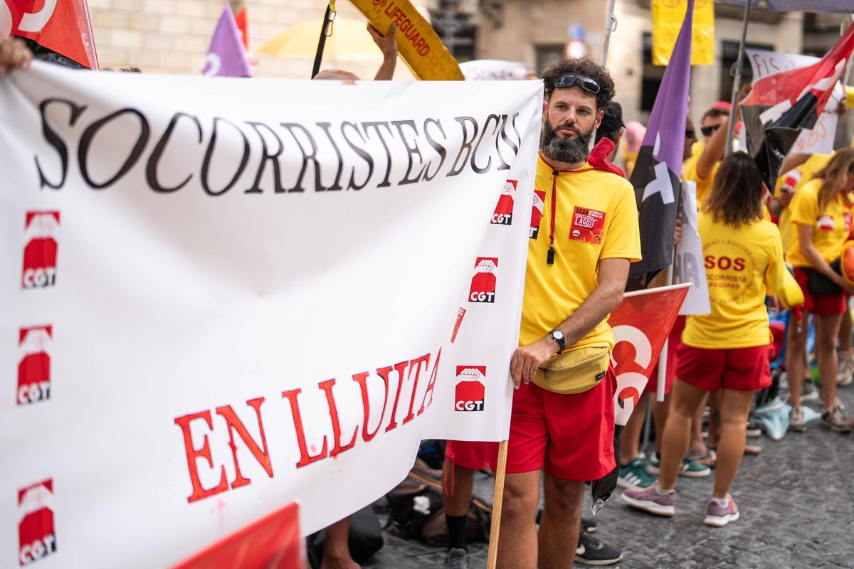 Los socorristas de Barcelona protestan contra la precariedad y la falta de personal