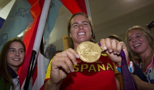 MARINA ALABAU LLEGA A SEVILLA CON SU ORO OLÍMPICO