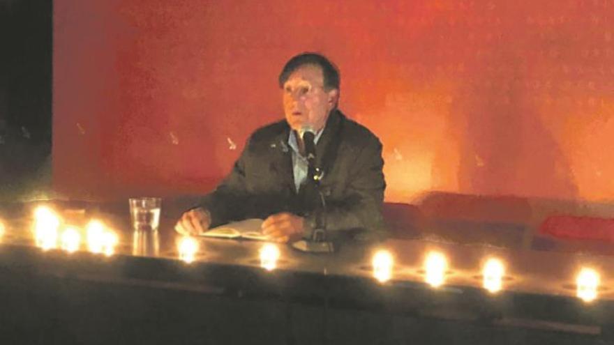 Una conferencia a la luz de las velas