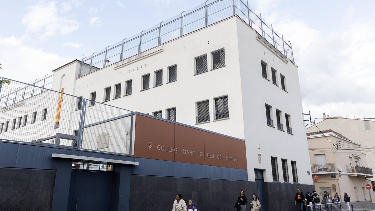 Alumnos entrando en el colegio Mare de Deu del Carme de Terrassa, Barcelona.