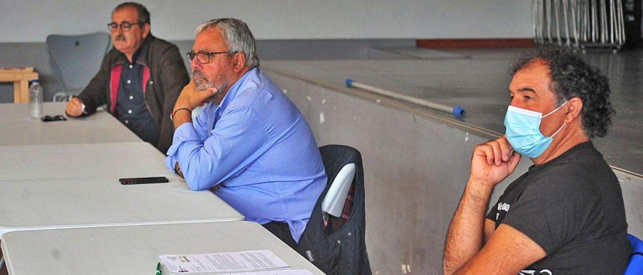 El presidente Juan José Outes, en el centro, con otros miembros de su equipo, el domingo.