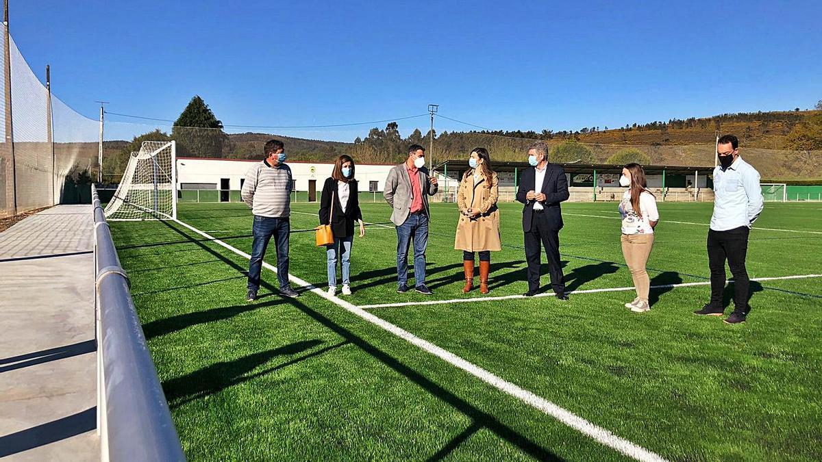El campo de fútbol de As Maleitas en Forcarei estrena tapete de hierba  sintética - Faro de Vigo