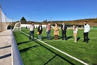 El campo de fútbol de As Maleitas en Forcarei estrena tapete de hierba sintética