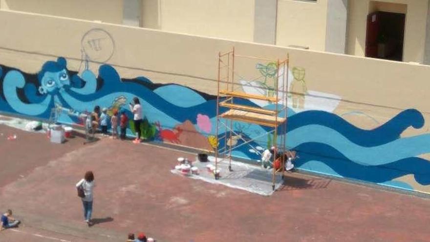 Alumnos participando en el mural del García Barbón. // FdV