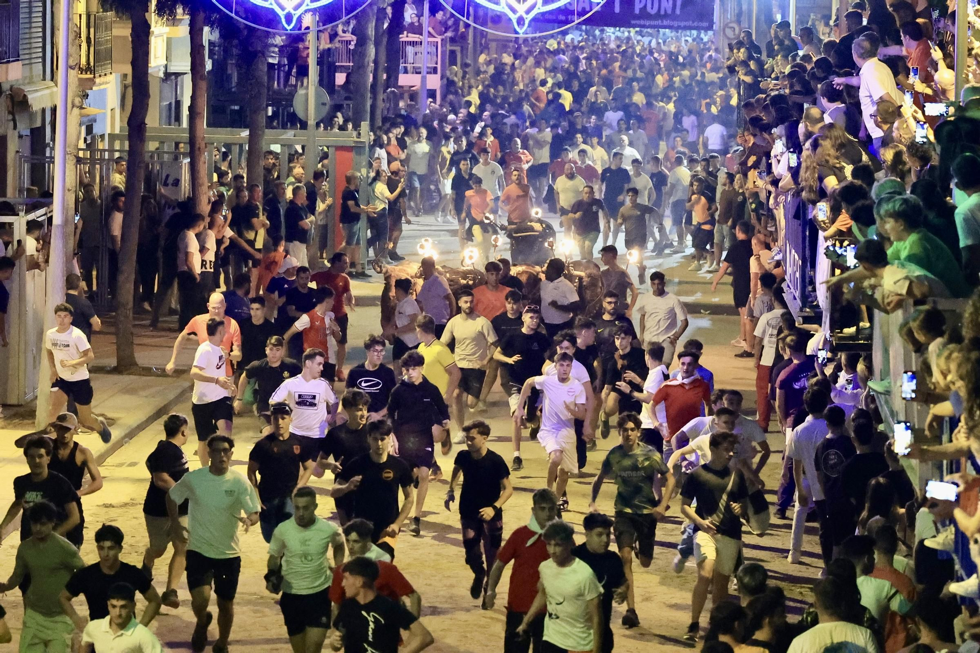 Galería de fotos: Vila-real vibra con toros y el encierro de embolados en el miércoles de fiestas