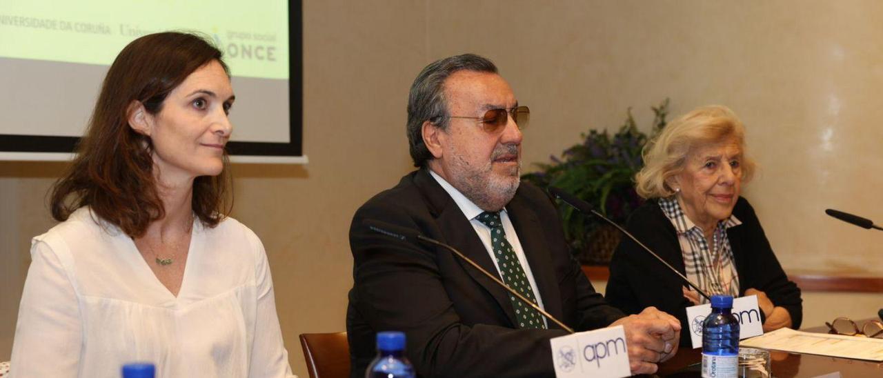 Miguel Carballeda (c.)
y Manuela Carmena (d.), ayer, 
durante la presentación
del estudio. |  // FUNDACIÓN ONCE