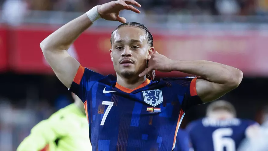 Xavi Simons sorprende a la espera de resolver su futuro