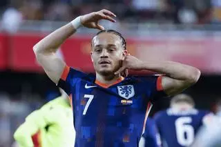 Xavi Simons sorprende a la espera de resolver su futuro