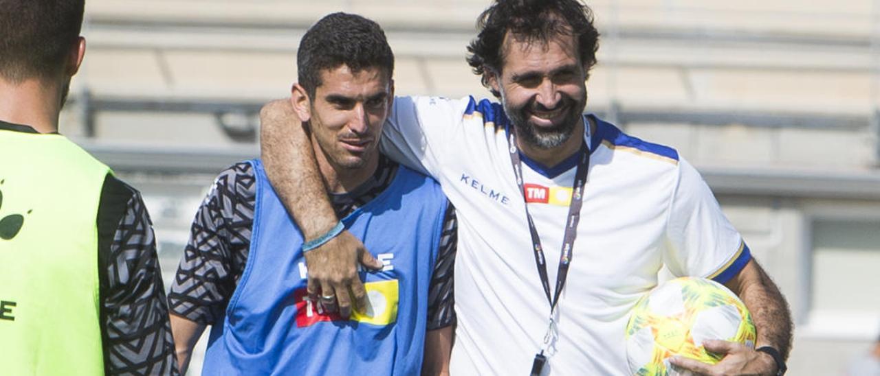 Cariñoso gesto del técnico Jesús Muñoz con el extremo Jesús Alfaro, en un entrenamiento.