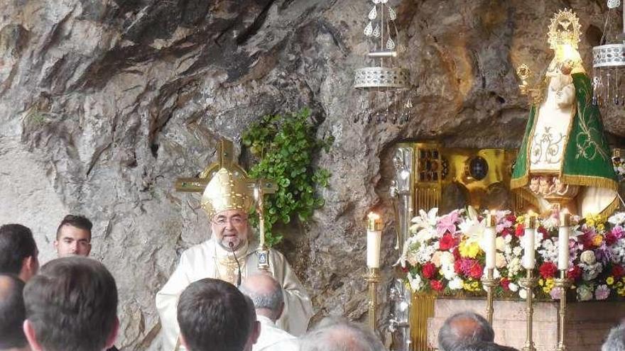 Monseñor Sanz Montes en la Cueva, ante la Santina.