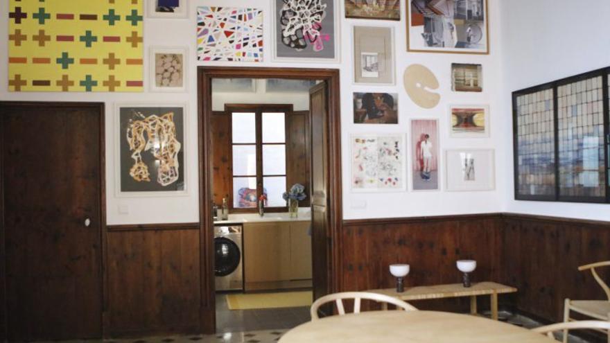 El apartamento del galerista, lleno de obras de arte. | FOTOS DE NELE BENDGENS