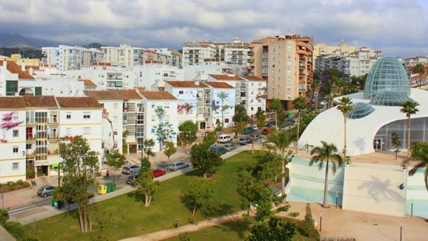 Estepona inunda de murales los aledaños del orquidario