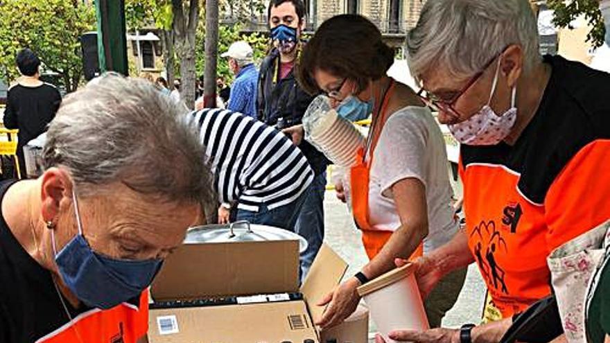 La tradicional cargolada de la Llum i la trobada de puntaires omplen el centre de Manresa | ARXIU PARTICULAR