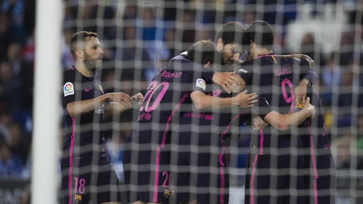 Los jugadores del Barça celebran el gol de Rakitic en Cornellà.