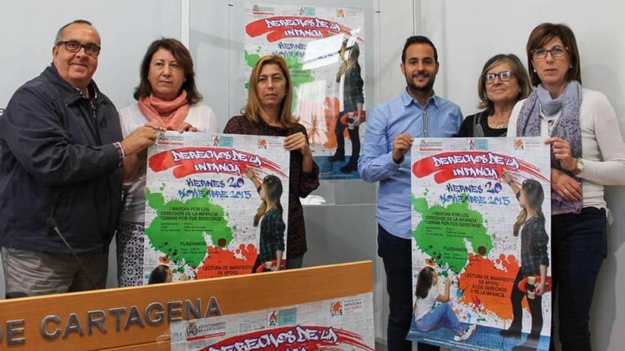 Los ediles Carmen Martín y David Martínez, en el centro, ayer con varios técnicos durante la presentación.