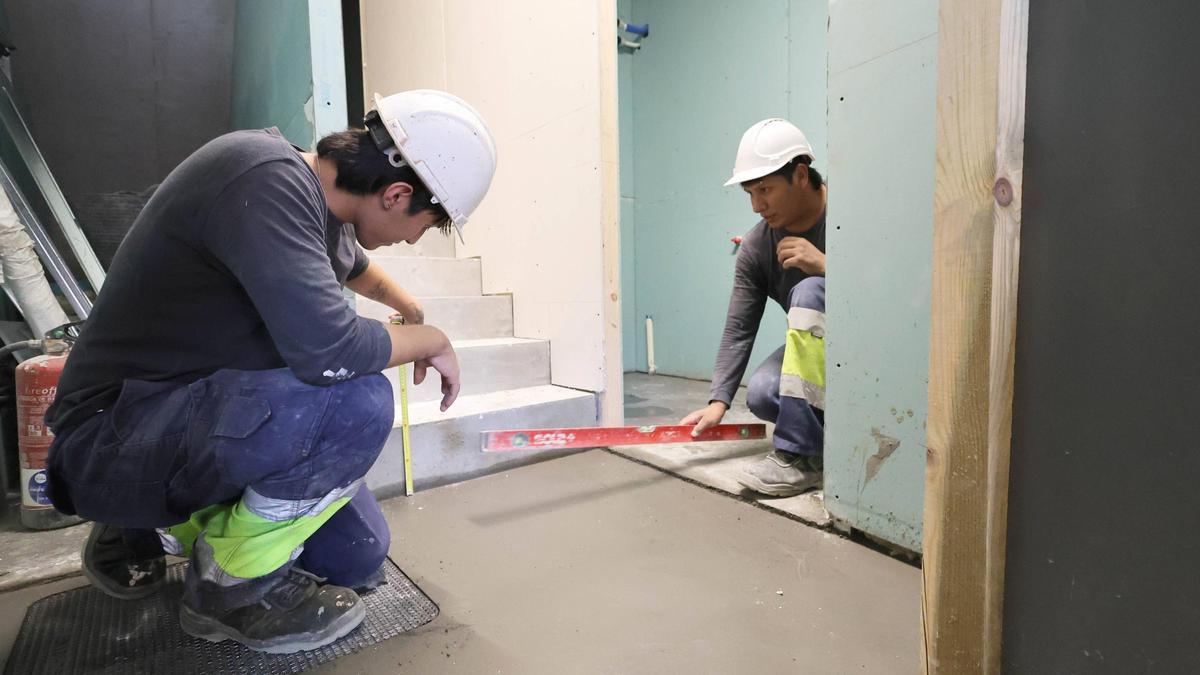 Trabajadores de la construcción extranjeros en una obra de Vigo.