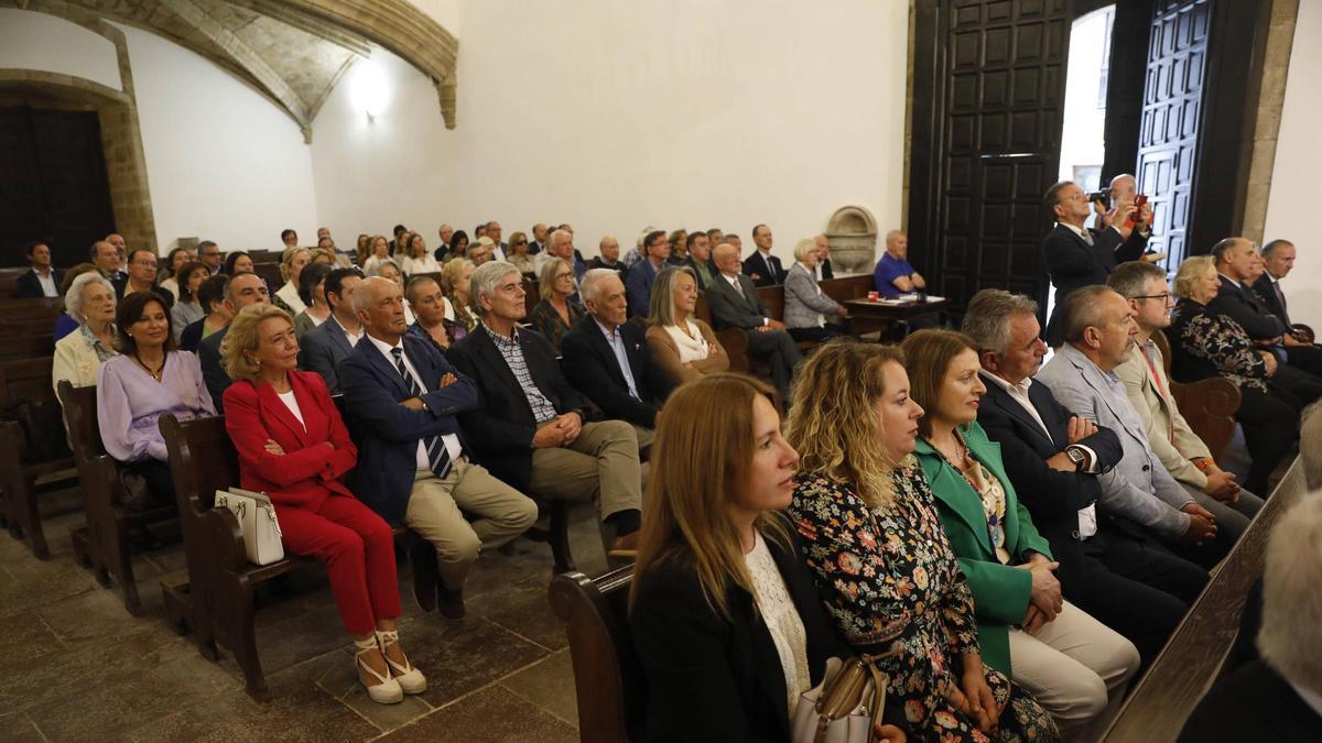 Acto cultural en la Colegiata de Salas, llena de público.