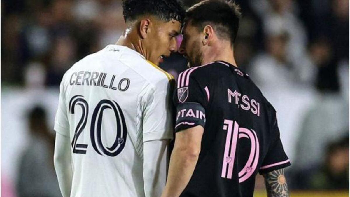 Messi encarándose con un jugador rival