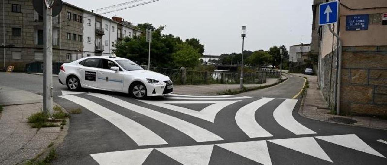 Un taxi enfila la calle Ribeira dos Peiraos.