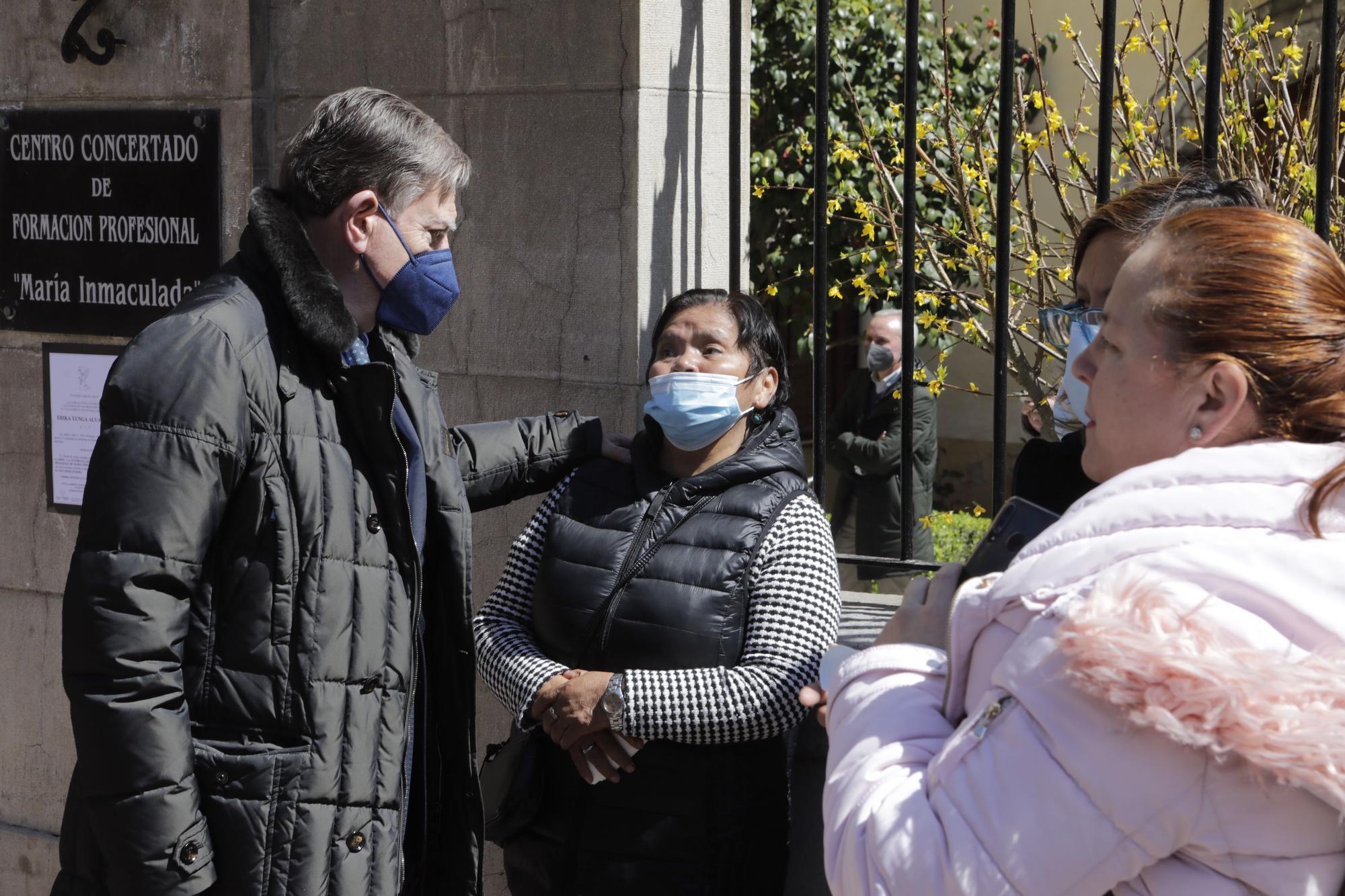 EN IMÁGENES: Capilla ardiente por la adolescente asesinada en Oviedo