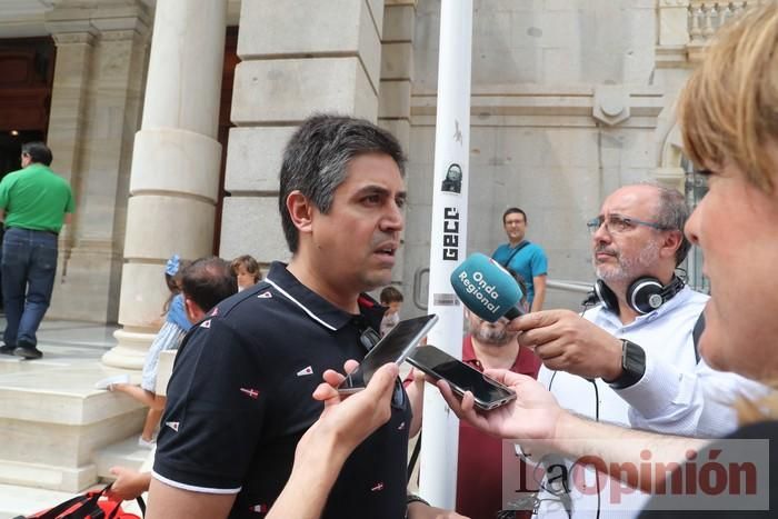 Cientos de personas protestan frente al Ayuntamiento de Cartagena por el pacto entre PP, PSOE y Cs