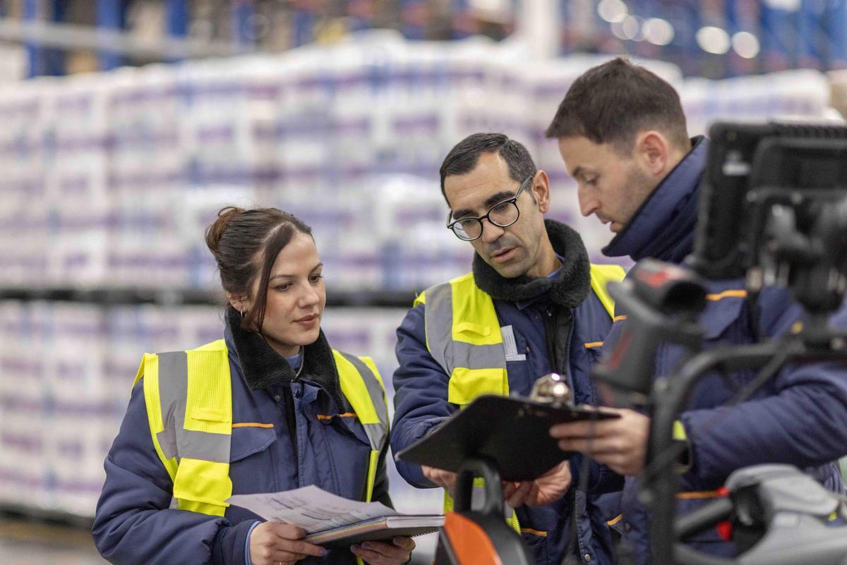 Trabajadores en un almacén de Mercadona.