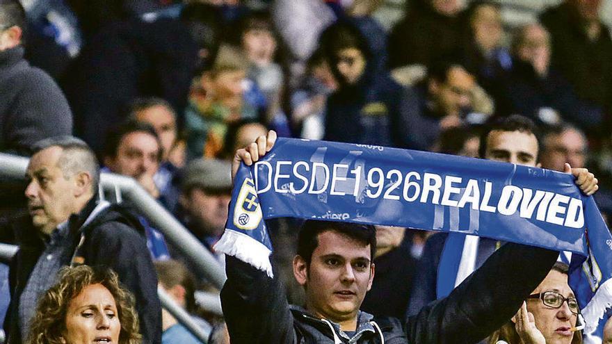 Un fiel seguidor del Oviedo muestra su bufanda en el partido del domingo ante el Lugo.