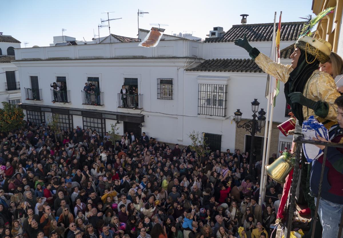  Los Reyes Magos en Cazalla de la Sierra, pueblo sevillano donde los niños acuden a las 12 de la mañana a la plaza del ayuntamiento para que toquen las campanas y así los reyes localicen el pueblo y entreguen los regalos. 