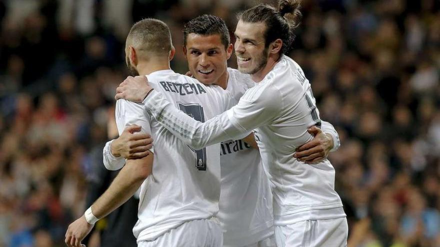 Benzema (izq.), Cristiano (c.) y Bale se felicitan tras el tercer gol del Real Madrid, marcado por el galés. // Ballesteros