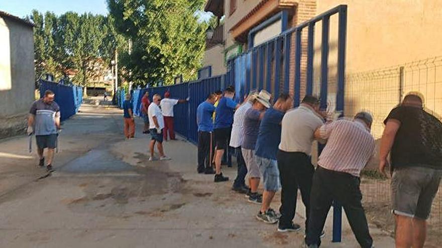 Montaje de las talaqueras para el encierro de Venialbo a cargo de vecinos del pueblo.