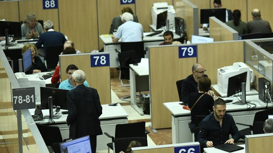 Funcionarios de la Agencia Tributaria atienden a contribuyentes.