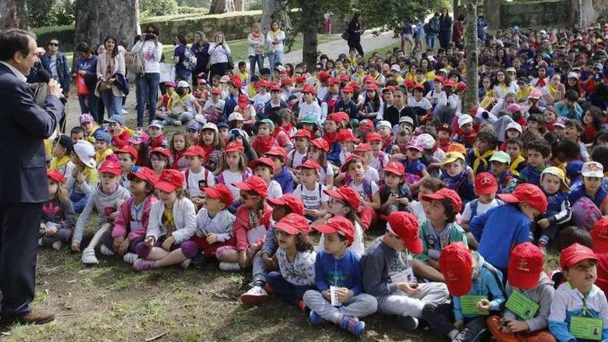 El alcalde, Abel Caballero, con los alumnos de los once colegios participantes en la Quedada Literaria en el parque de Castrelos. // Alba Villar