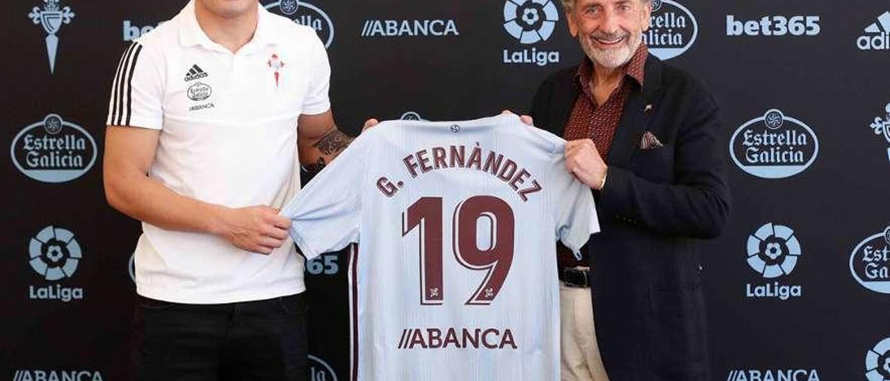 Gabriel Fernández y Carlos Mouriño, ayer en la sede del Celta. // RCCelta