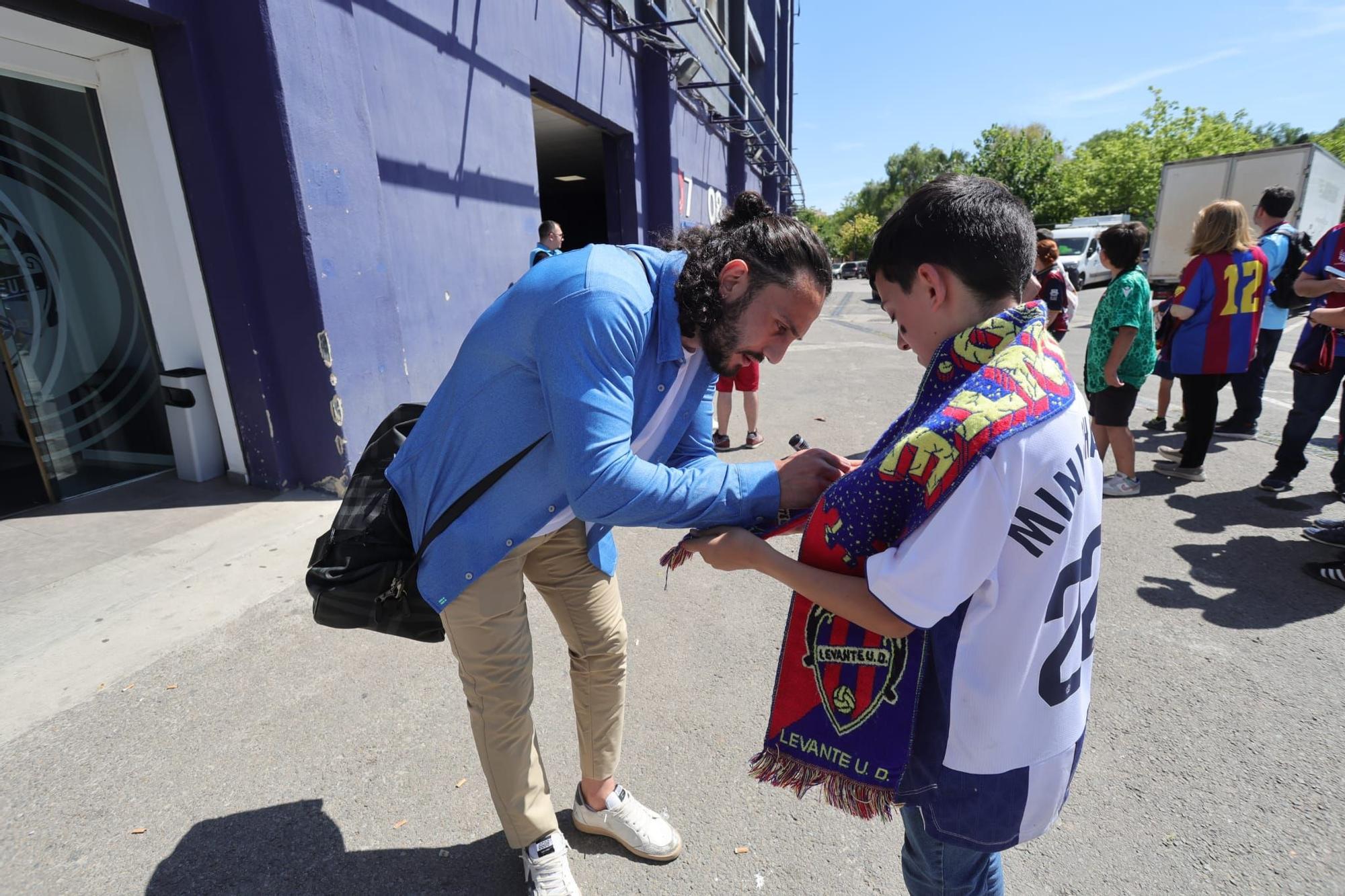 Algunos aficionados desean suerte al Levante UD antes de viajar a Buegos