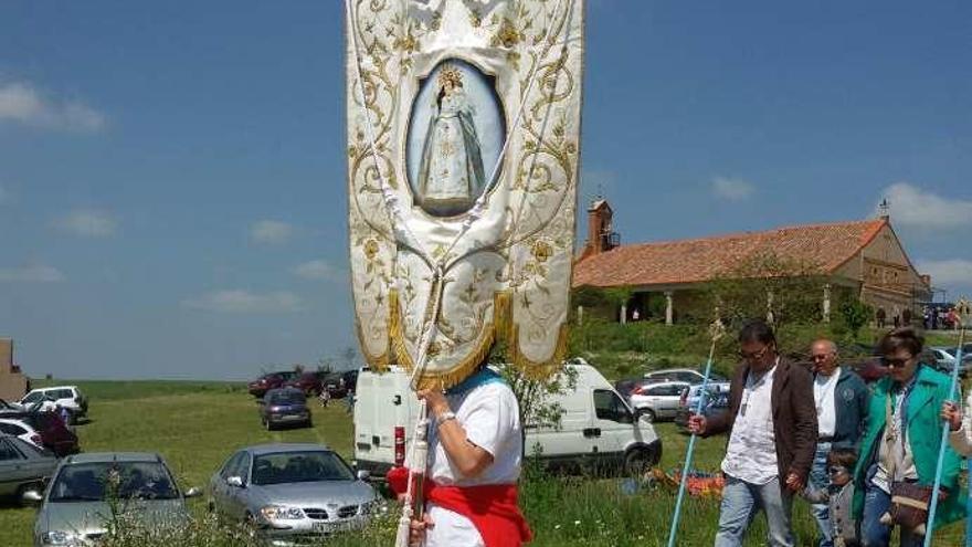 La procesión discurre por los alrededores de la ermita.