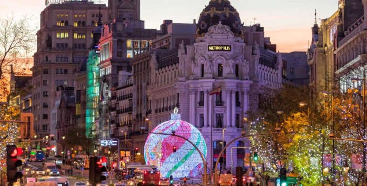 La ya tradicional bola de Navidad de 12 metros del edificio Metrópolis vuelve a encenderse este año