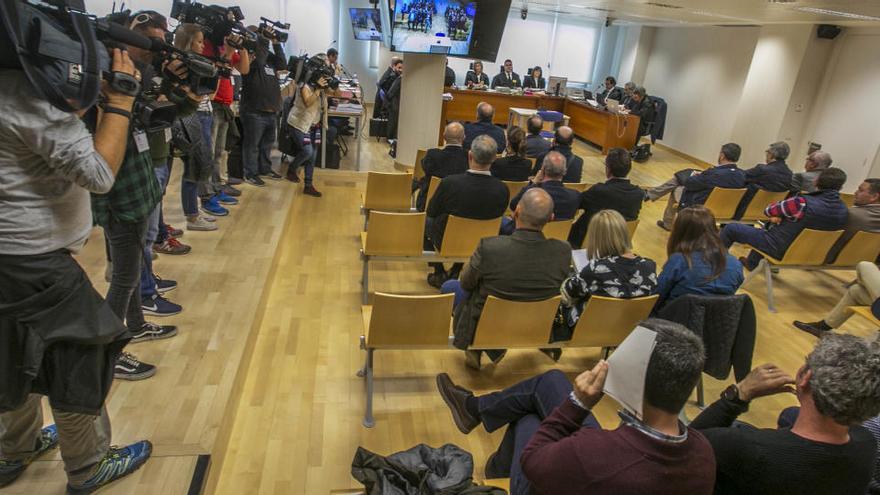 Los 34 acusados del Brugal, durante la primera sesión del juicio celebrado en la Sección Séptima de la Audiencia en Elche