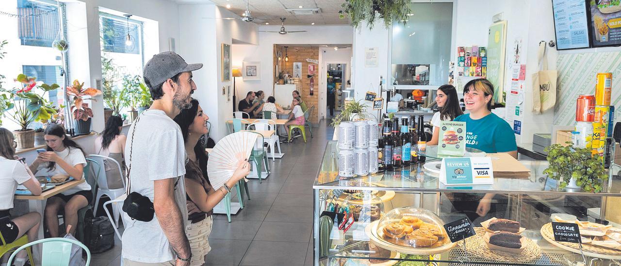 Uno de los nuevos locales 100% veganos que están abriendo en València. En éste se ofrece comida rápida y repostería sin productos de origen animal
