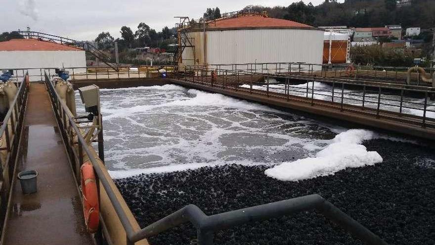 Una de las balsas de la planta donde se efectúan los tratamientos de las aguas residuales. // FdV