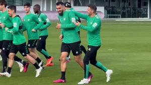 Joaquín Sánchez bromea con Borja Iglesias en pleno entrenamiento del Betis.